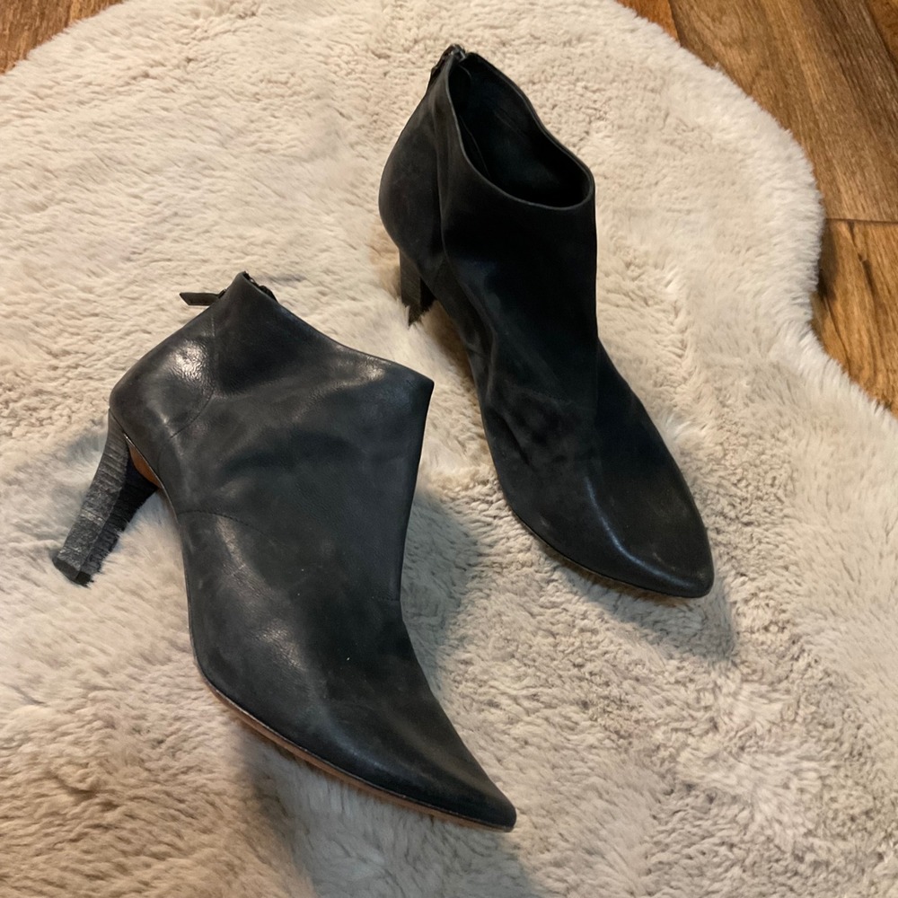 EL Booties Heeled Size 39 Made In Italy Buttery Soft Leather Well Made Black